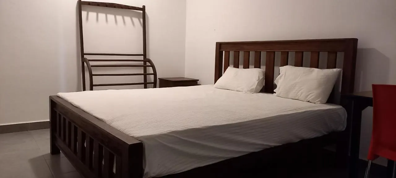Shady Transit Hotel Katunayake Hostel